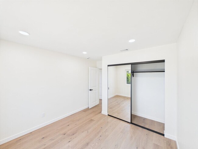 Building Photo - Modern Luxury 3x2 home in the Heart of Vista