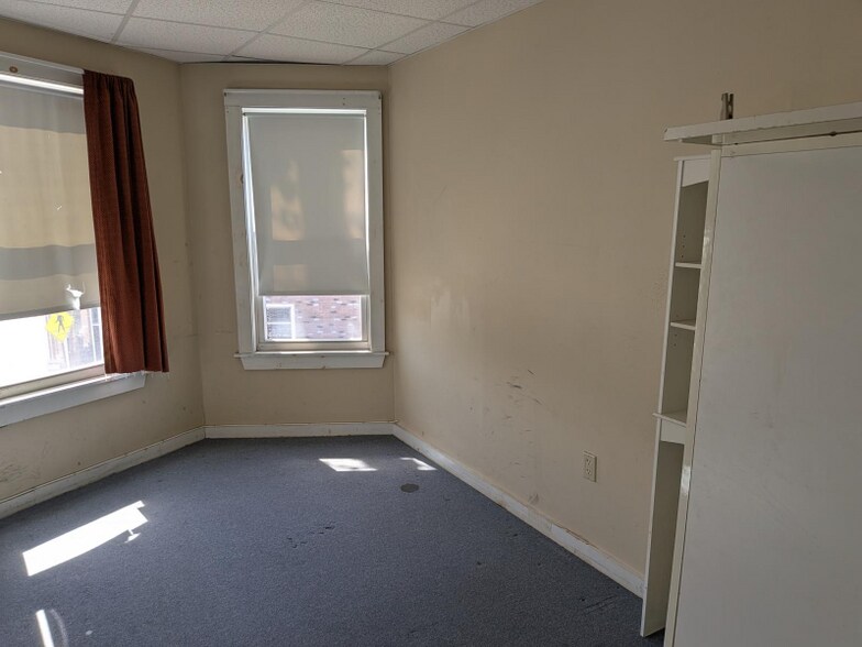 Building Photo - 437 Bay St