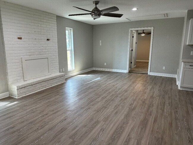 Building Photo - 625 Elm St