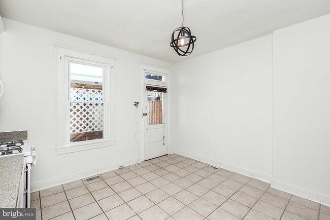 Building Photo - 3 Bedroom in a GREAT AREA