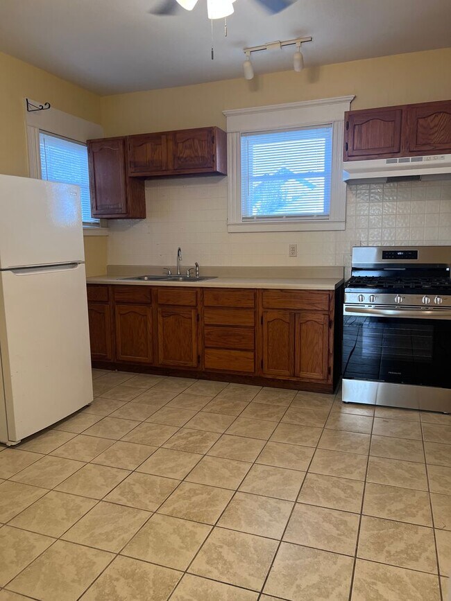 Building Photo - Spacious 3 Bed/2 Bath Home Minutes from Do...