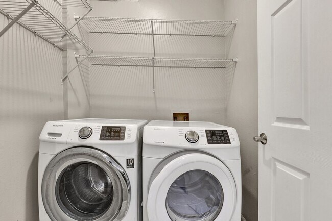 Building Photo - 3 bedroom/ 2 bathroom condo next to St Johns Town Center