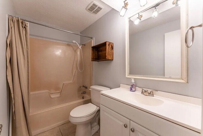 Building Photo - 3 Bed 2 Bath 2 Car Garage Home Available 07/01/2026!!