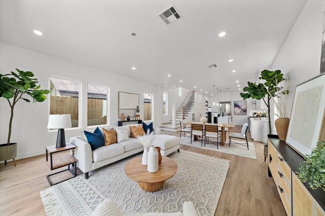 Building Photo - 406 E 33rd St