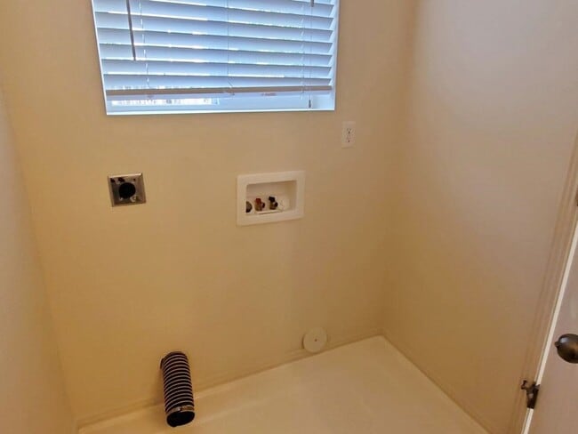 Building Photo - 2 Bd 1.5 Bath Duplex in Milcreek