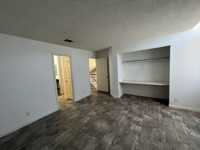 Building Photo - Custom 3 bedroom home with master bedroom ...