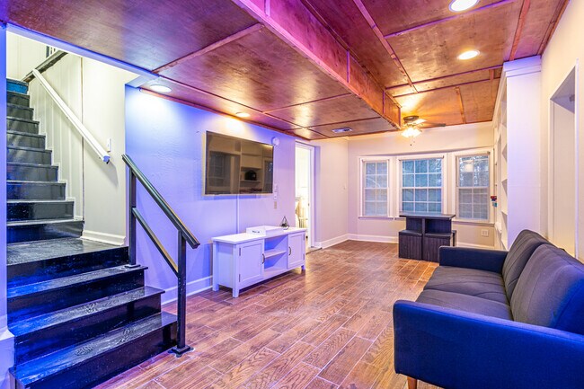 Building Photo - 702 Chambers Dr NE