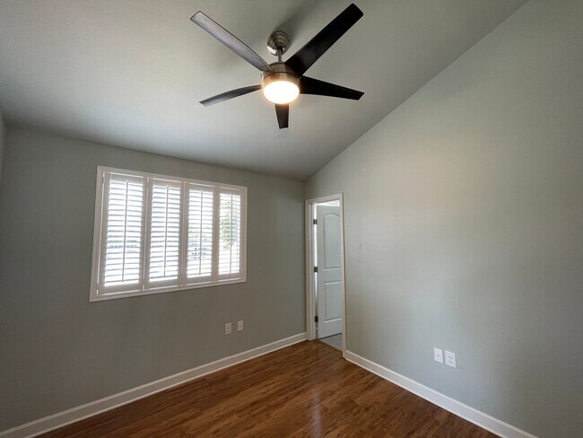 Building Photo - Amazing detached 2/2.5 duplex in Central Austin!!!