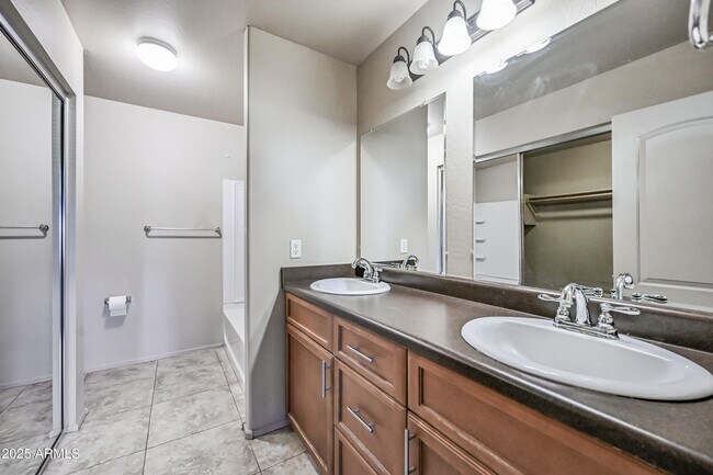 Building Photo - 2060 E Heartwood Ln