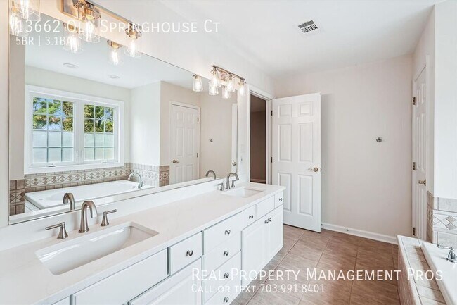 Building Photo - 13662 Old Springhouse Ct