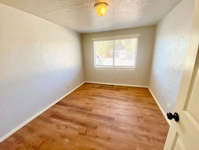 Building Photo - 7382 Oneida Dr