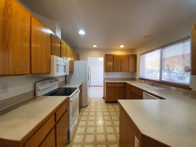 Building Photo - 810 S Dawes St