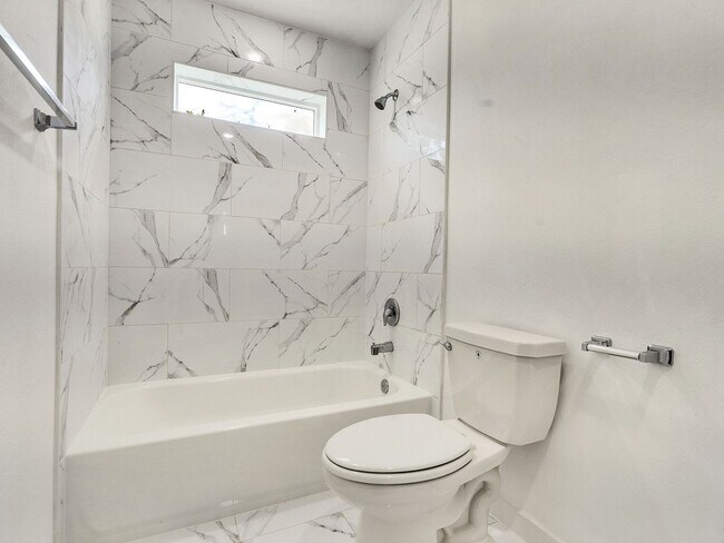Building Photo - ? Spacious & Stylish 3-Bed Home – Garage I...