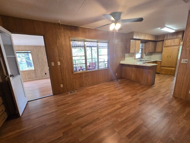 Building Photo - Light and Airy 2 Bedroom 2 Bath In Heather Glen Estates