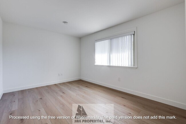 Building Photo - Welcome to this charming two-story home located in the vibrant Huntington Beach