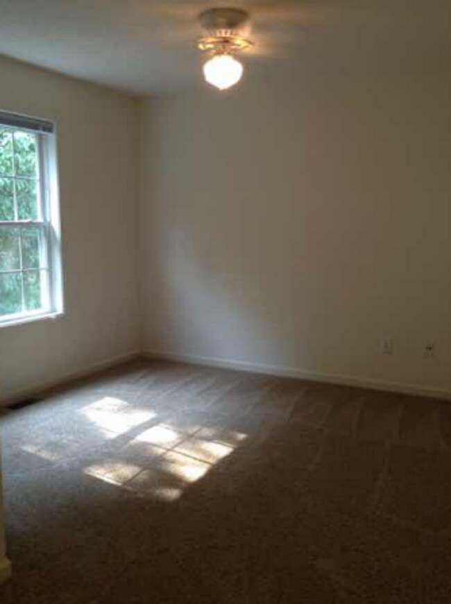 Building Photo - 3 bedroom, 2.5 bath Townhome