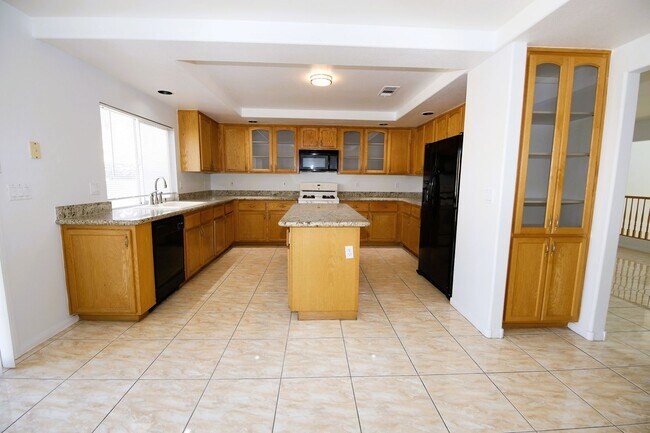 Building Photo - HUGE LOFT + 5 BEDROOMS IN SE