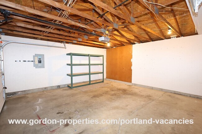 Building Photo - 9641 SE Schiller St