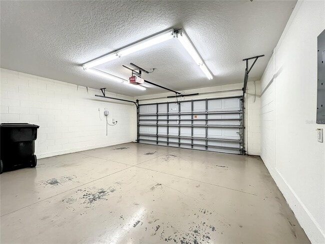 Building Photo - 10041 Oak Quarry Dr