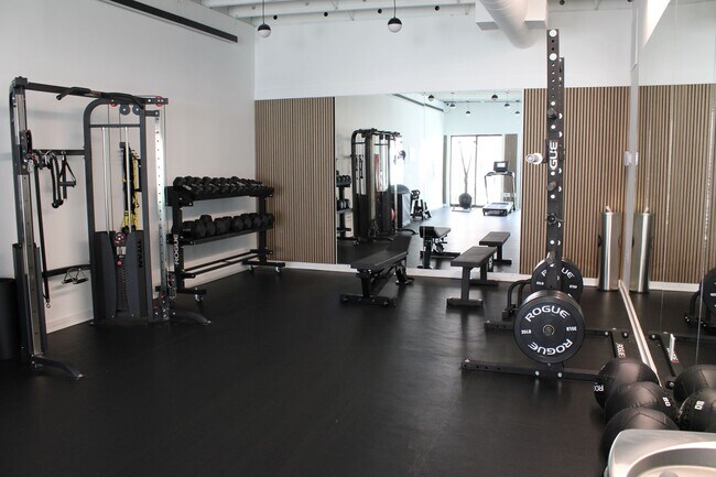 Building Photo - Move-In TODAY ~ First month free ~ 1 bed / 1 bath on King Street