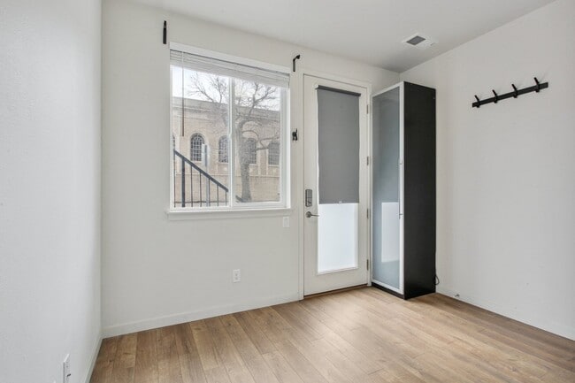 Building Photo - 2265 Glenarm Pl
