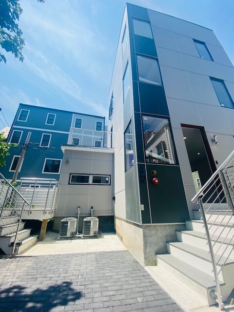 Building Photo - 2 W 3rd Street Pl