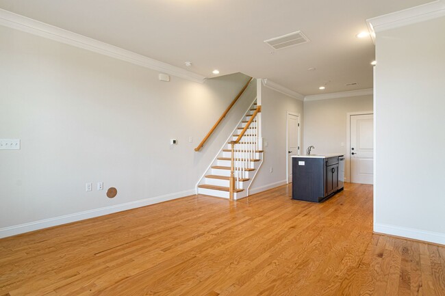 Building Photo - 3 bed/2.5 Bath.  Midtown. Undergrad OK Pet...