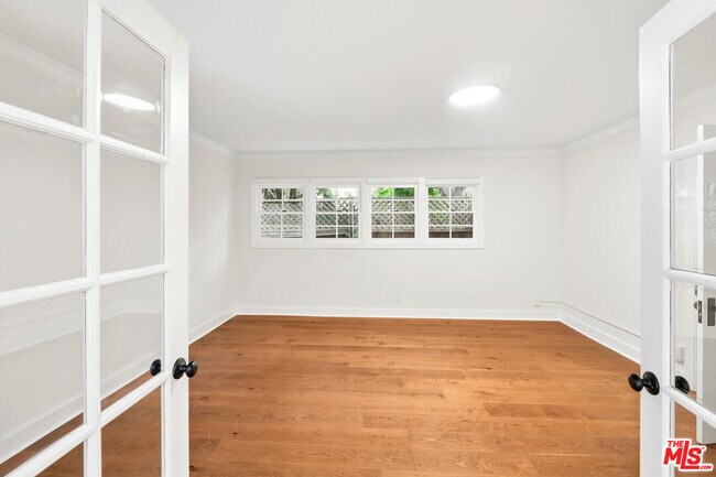 Building Photo - 10309 La Grange Ave