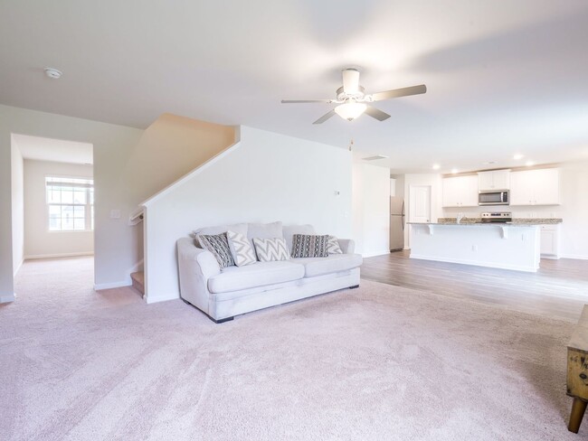 Building Photo - 551 Poppleton Dr