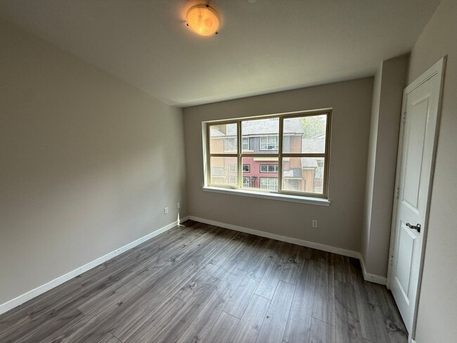 Building Photo - Experience Comfortable Living at The Camde...