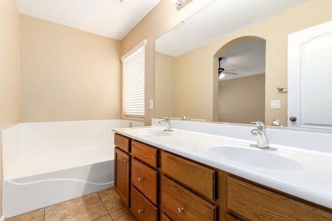 Building Photo - Beautiful 4 Bedroom Home in Johnson Ranch!