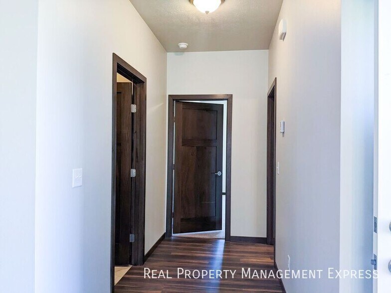 Building Photo - 2 Bedroom 2 Bathroom Townhome w/ Attached Garage