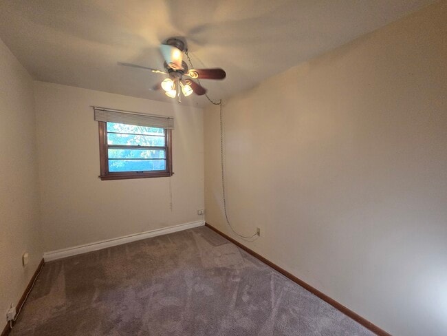 Building Photo - 608 Deerpath Dr