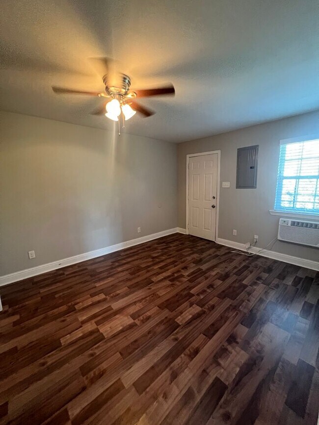 Building Photo - 1BD/1BA in Gated Complex