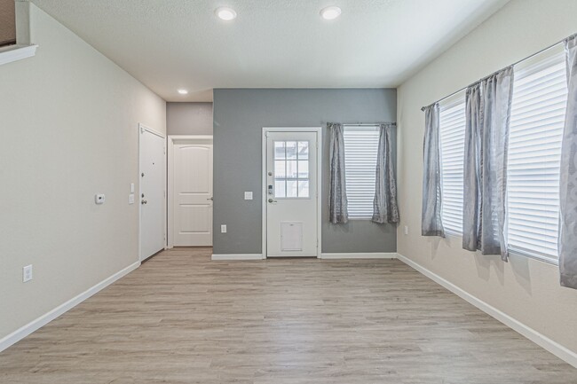 Building Photo - $300 OFF 1ST MONTH RENT IF YOU MOVE IN WIT...