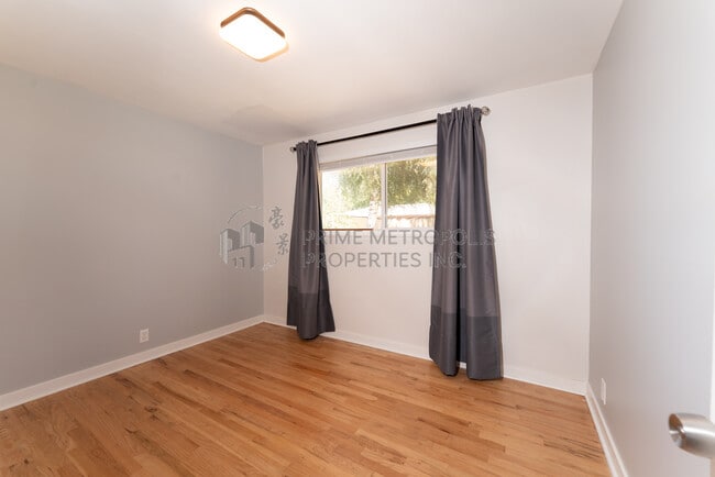 Building Photo - 410 S 116th St