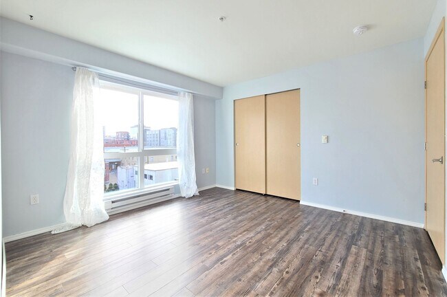 Building Photo - Everett Condo at Nautica Soundview 2 bed/2...