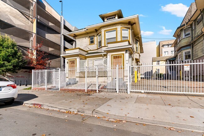 Building Photo - Bright Mosswood Studio Near BART and Kaiser