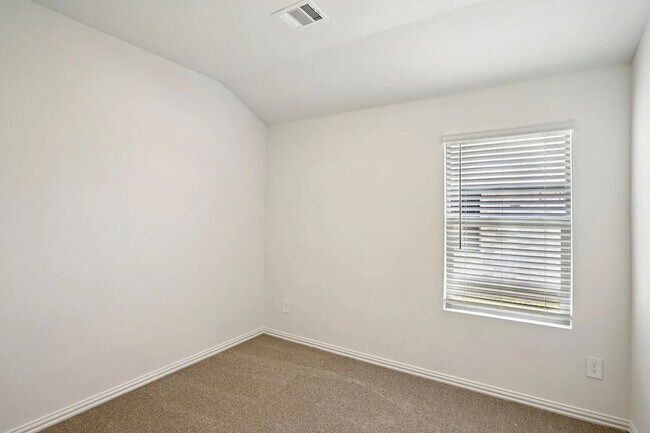 Building Photo - 704 Edgehurst Dr