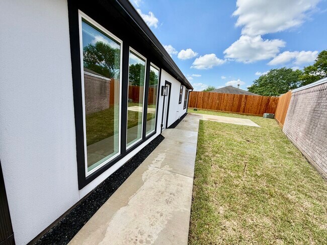 Building Photo - 16106 Archway Dr