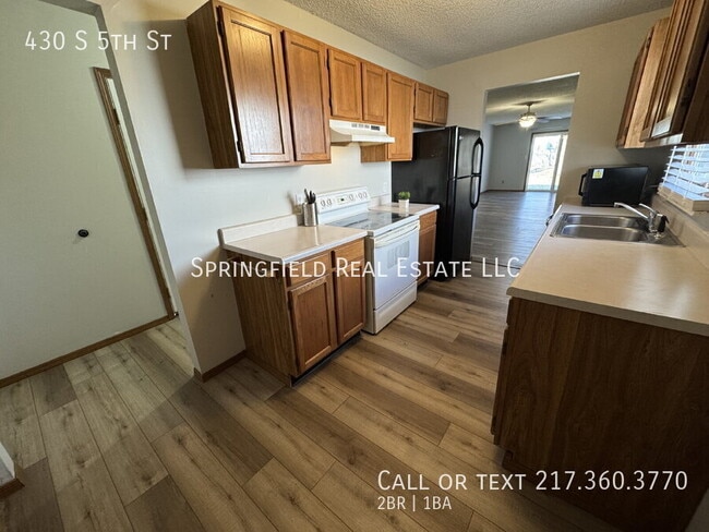 Building Photo - 430 S 5th St