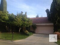 Building Photo - Beautiful Woodward Lake home on a large corner lot.