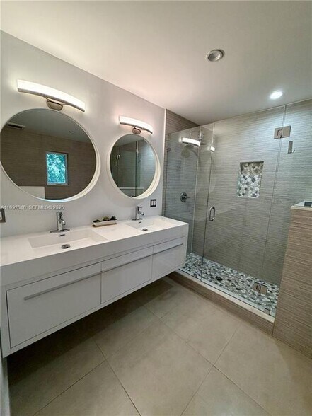 Building Photo - 540 SW 6th Ave