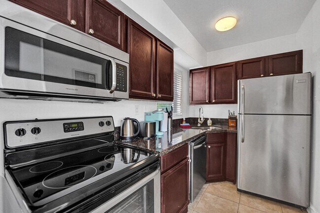 Building Photo - 335 Desoto St