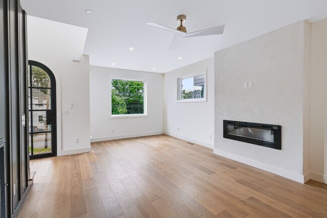 Building Photo - Modern Living & Downtown Skyline Views!