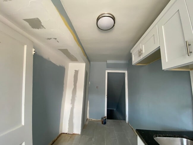 Building Photo - 3B1B Row House Available Sep 1st