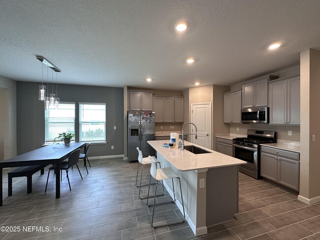 Building Photo - 3960 Cloverdale Ct