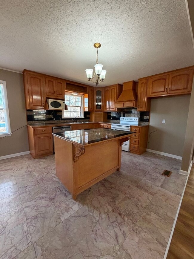 Building Photo - 1,640 Sq Ft | 4 Bed | 2 Bath