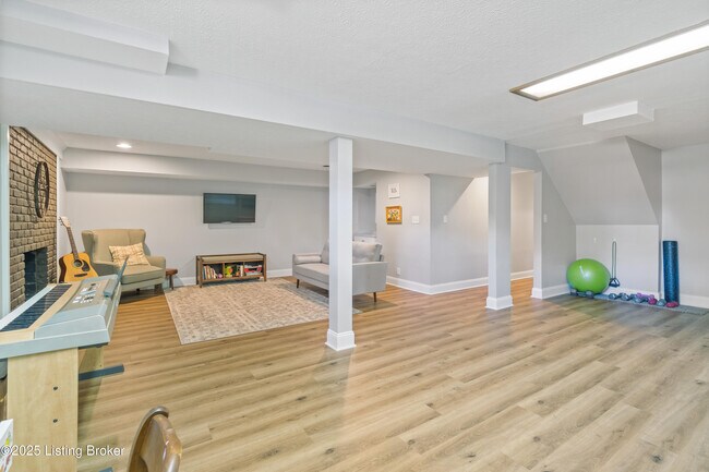 Building Photo - 305 Lake Forest Pkwy
