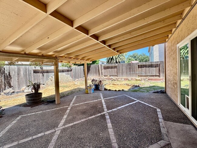 Building Photo - NOW AVAILABLE - 4 BED, 3 BATH, 2 CAR GARAG...